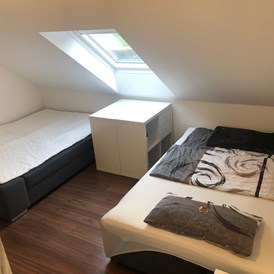 Monteurzimmer: Wenn beide Sofas als Betten genutzt werden - Raum ist genügend vorhanden - guest apartment niederalfingen // Aalen-Ellwangen-Heidenheim-Schwäbisch Gmünd