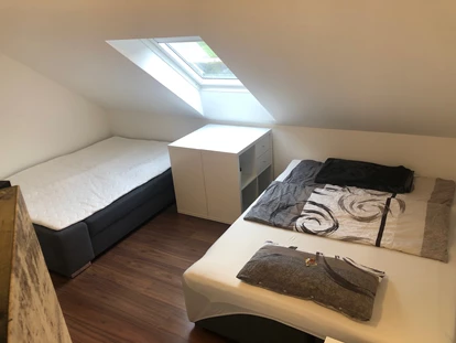 Monteurwohnung - TV - Deutschland - Wenn beide Sofas als Betten genutzt werden - Raum ist genügend vorhanden - guest apartment niederalfingen // Aalen-Ellwangen-Heidenheim-Schwäbisch Gmünd