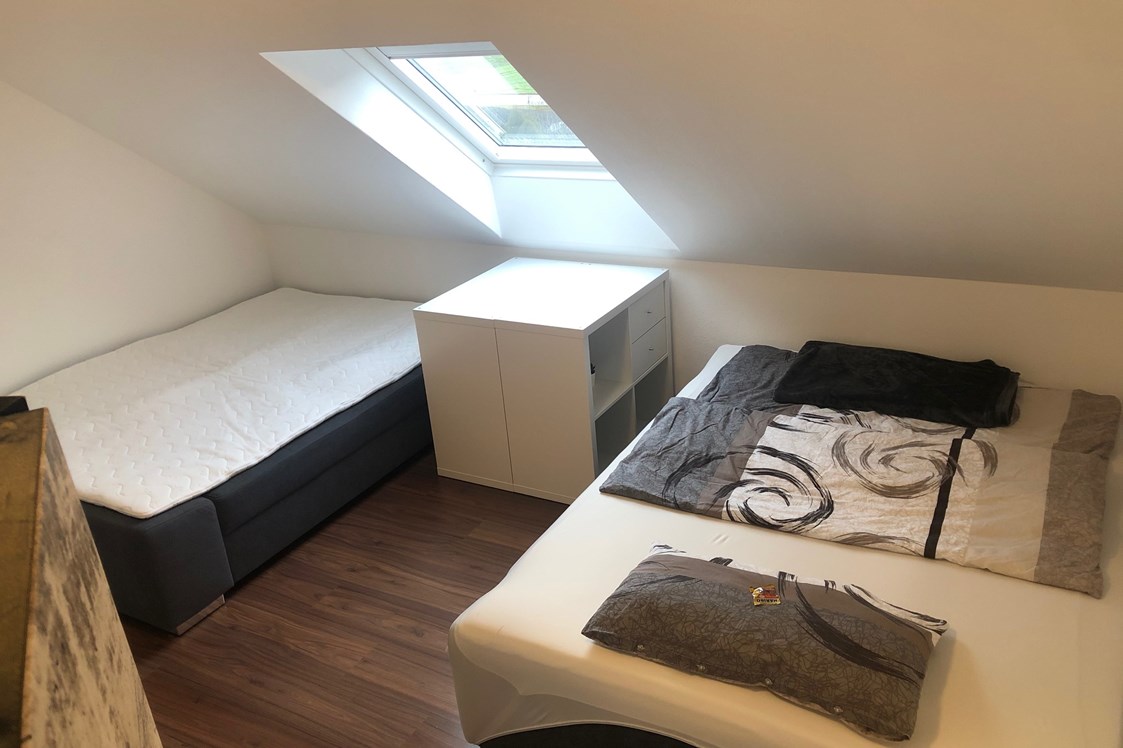 Monteurzimmer: Wenn beide Sofas als Betten genutzt werden - Raum ist genügend vorhanden - guest apartment niederalfingen // Aalen-Ellwangen-Heidenheim-Schwäbisch Gmünd