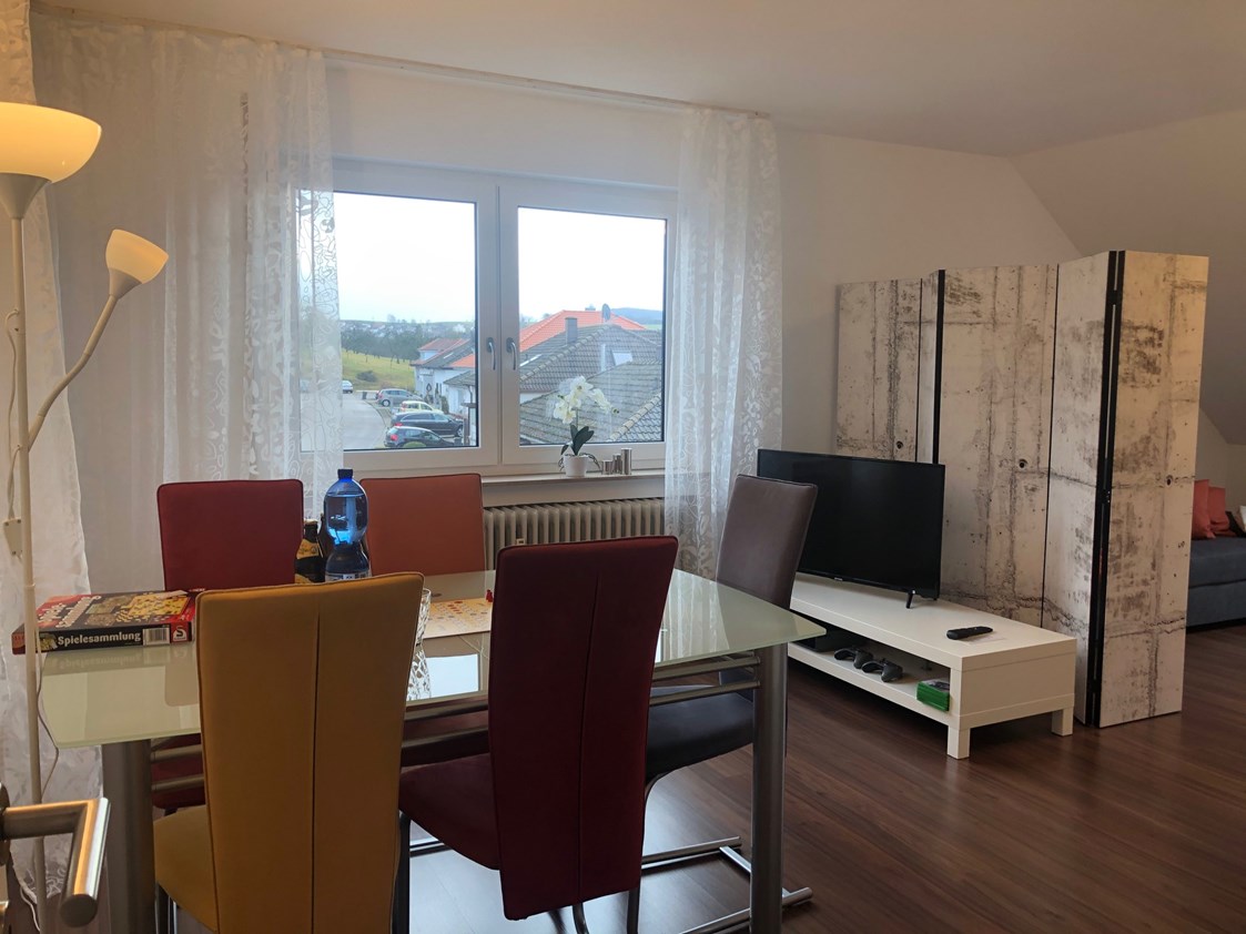 Monteurzimmer: Der Aufenthaltsbereich, wenn das Wohnzimmer als Schlafzimmer genutzt wird.. - guest apartment niederalfingen // Aalen-Ellwangen-Heidenheim-Schwäbisch Gmünd