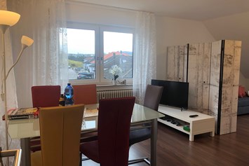 Monteurzimmer: Der Aufenthaltsbereich, wenn das Wohnzimmer als Schlafzimmer genutzt wird.. - guest apartment niederalfingen // Aalen-Ellwangen-Heidenheim-Schwäbisch Gmünd