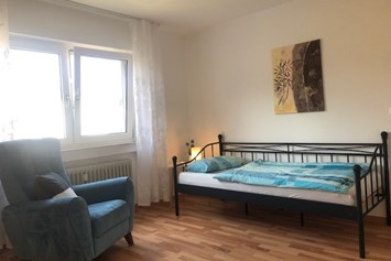 Monteurzimmer: Durch ein zweites Bett(90x200) entsteht ein Doppelzimmer oder bei Bedarf ein Dreibettzimmer...  - guest apartment niederalfingen // Aalen-Ellwangen-Heidenheim-Schwäbisch Gmünd