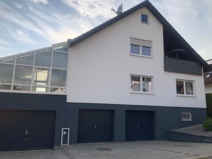 Monteurwohnung - TV - Deutschland - und die Außenansicht des Hauses, die Wohnung befindet sich im 1. OG, auf dieser Hausseite gibt es auch ausreichend Parkplätze - guest apartment niederalfingen // Aalen-Ellwangen-Heidenheim-Schwäbisch Gmünd