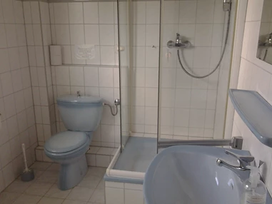 Monteurzimmer: Bad Zimmer 1 - Alte Schule Heberndorf