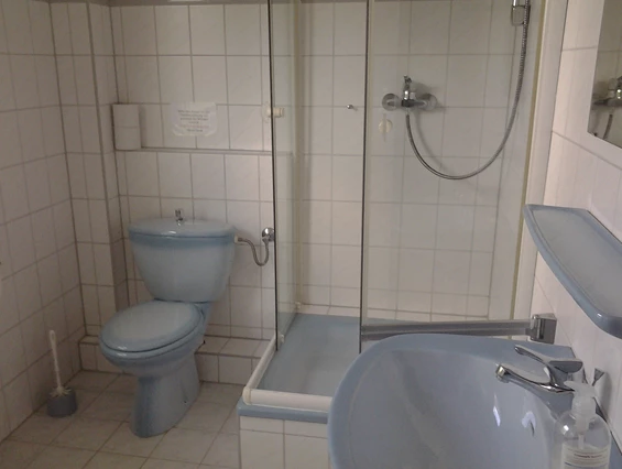 Monteurzimmer: Bad Zimmer 1 - Alte Schule Heberndorf