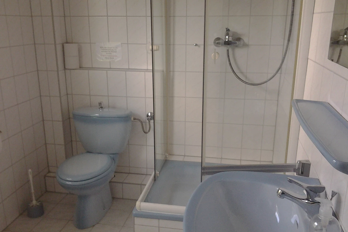 Monteurzimmer: Bad Zimmer 1 - Alte Schule Heberndorf