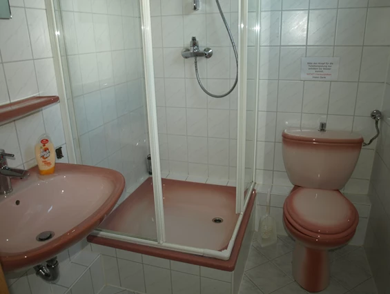 Monteurzimmer: Bad Zimmer 4 - Alte Schule Heberndorf