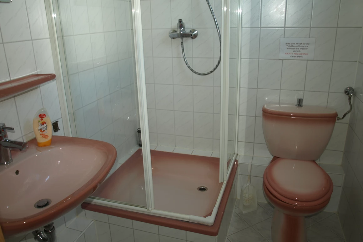 Monteurzimmer: Bad Zimmer 4 - Alte Schule Heberndorf