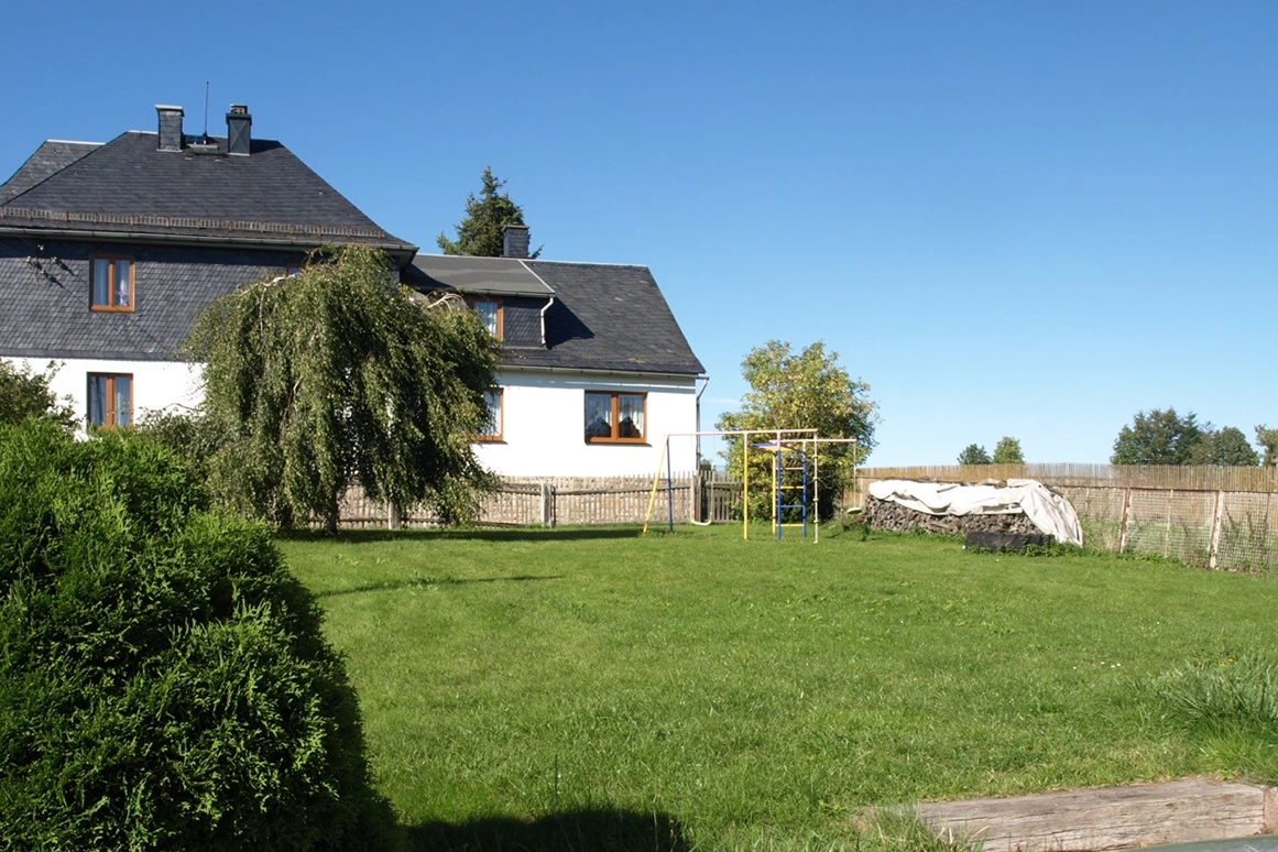 Monteurzimmer: Wiese hinter dem Haus - Alte Schule Heberndorf