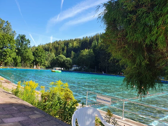 Monteurzimmer: Waldfreibad in Bad Lobenstein, 12 km entfernt - Alte Schule Heberndorf