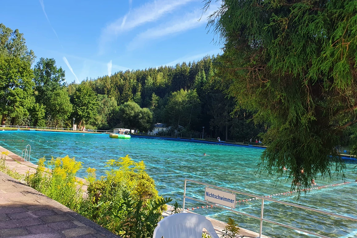 Monteurzimmer: Waldfreibad in Bad Lobenstein, 12 km entfernt - Alte Schule Heberndorf