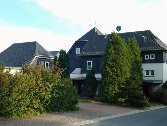 Monteurzimmer: Parkplatz hinter dem Haus - Alte Schule Heberndorf