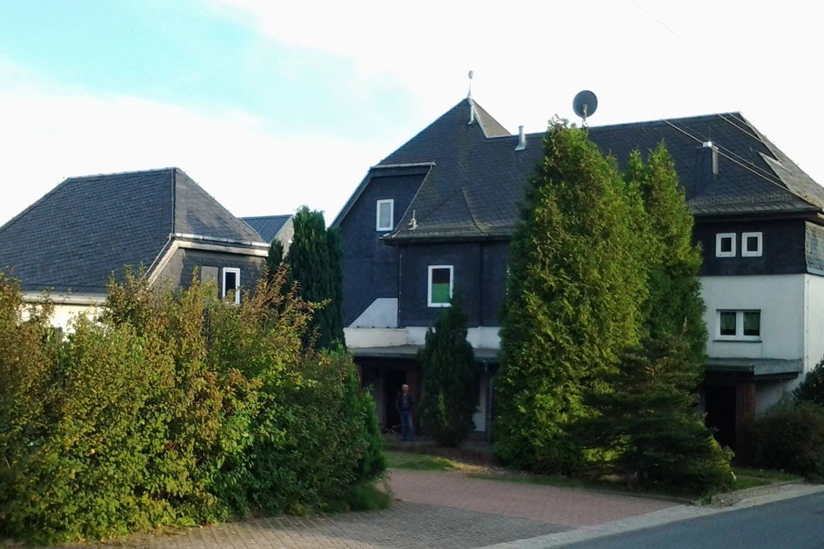 Monteurzimmer: Parkplatz hinter dem Haus - Alte Schule Heberndorf