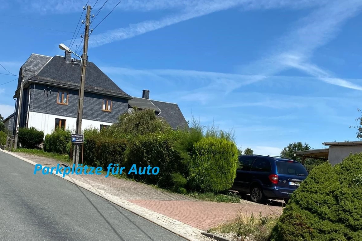 Monteurzimmer: Hauseigene Parkplätze an der Straße - Alte Schule Heberndorf