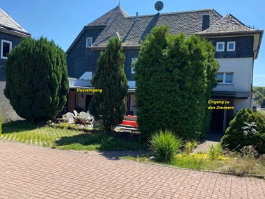 Monteurzimmer: Eingang hinter dem Haus - Alte Schule Heberndorf
