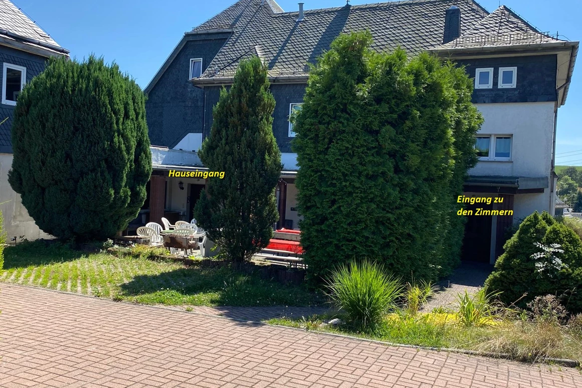 Monteurzimmer: Eingang hinter dem Haus - Alte Schule Heberndorf