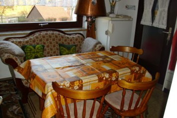 Monteurzimmer: Küche mit Frühstückstisch - Heidrun Brand Ferienwohnung