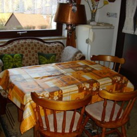 Monteurzimmer: Küche mit Frühstückstisch - Heidrun Brand Ferienwohnung