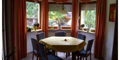 Monteurwohnung - Bad Hersfeld - Essecke im Wohnzimmer - Nadine Brand Ferienhaus Bebra II