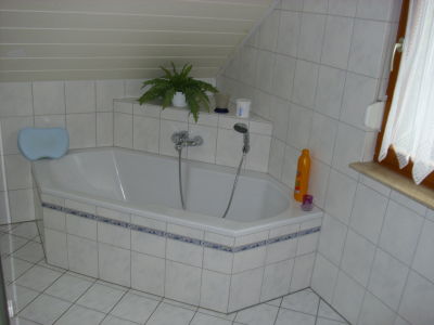 Monteurzimmer: Badezimmer mit Wanne - Nadine Brand Ferienhaus Bebra II