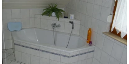 Monteurwohnung - Bad Hersfeld - Badezimmer mit Wanne - Nadine Brand Ferienhaus Bebra II