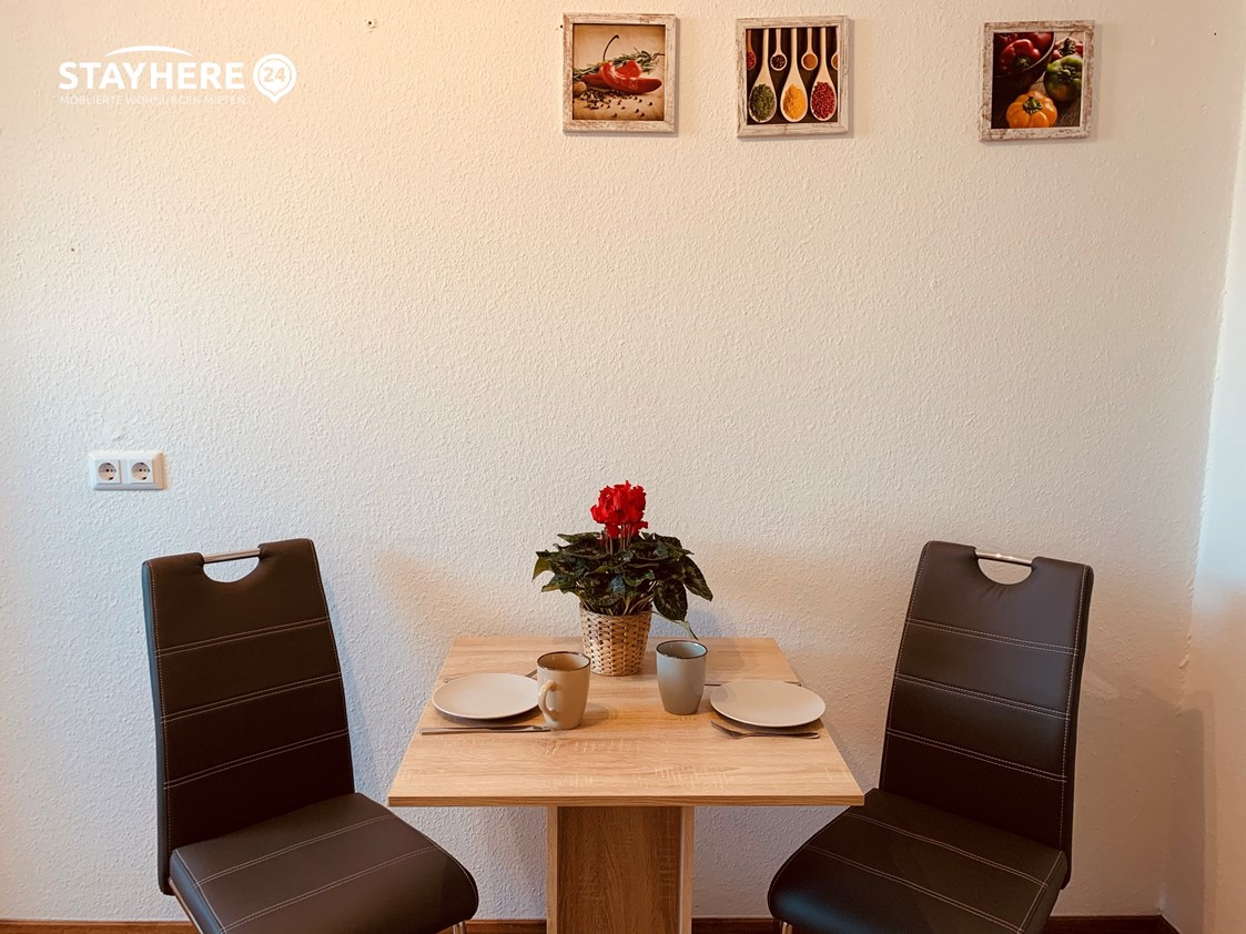 Monteurzimmer: Küche mit Essbereich StayHere24 - Monteurzimmer Schkeuditz und Leipzig