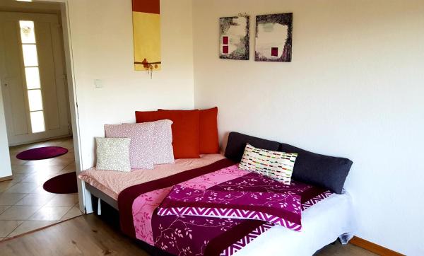 Monteurwohnung - TV - Faakersee - Die Küche mit Schlafsofa - Ferienwohnung Monfreda - Made for better days 2