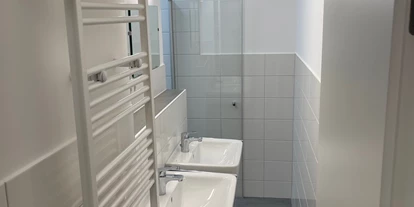 Monteurwohnung - Bettwäsche: Bettwäsche gegen Gebühr - Hamburg-Stadt Hamburg Wandsbek - Waschraum mit Dusche für jeweils 3 Zimmer als Gemeinschaftseinrichtung - 1/2/sleep Boardinghouse Hamburg-Billstedt