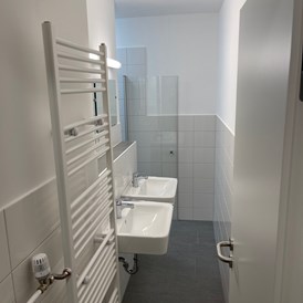 Monteurzimmer: Waschraum mit Dusche für jeweils 3 Zimmer als Gemeinschaftseinrichtung - 1/2/sleep Boardinghouse Letzter Heller 