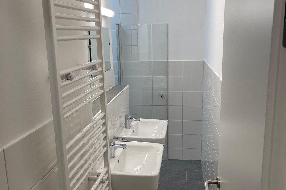 Monteurzimmer: Waschraum mit Dusche für jeweils 3 Zimmer als Gemeinschaftseinrichtung - 1/2/sleep Boardinghouse Letzter Heller 