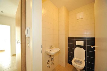 Monteurzimmer: WC - 90+ Monteurzimmer in Villach, Einzelbetten, Parkplätze, WIFI, Küchen