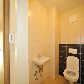 Monteurzimmer: WC - 90+ Monteurzimmer in Villach, Einzelbetten, Parkplätze, WIFI, Küchen