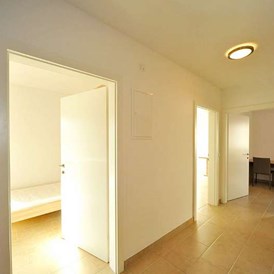Monteurzimmer: Flubereich - 90+ Monteurzimmer in Villach, Einzelbetten, Parkplätze, WIFI, Küchen
