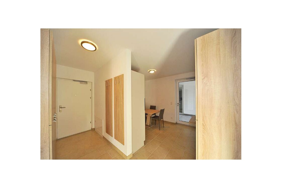 Monteurzimmer: Flur - 90+ Monteurzimmer in Villach, Einzelbetten, Parkplätze, WIFI, Küchen