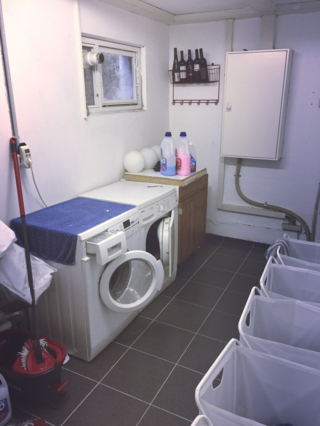 Monteurzimmer: Für die Benutzung von Waschmaschine + Trockner erheben wir 3€ pro Durchgang. - Stadt- und autobahnnahes Zimmer für Drei