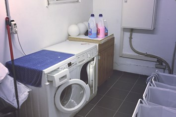 Monteurzimmer: Für die Benutzung von Waschmaschine + Trockner erheben wir 3€ pro Durchgang. - Stadt- und autobahnnahes Zimmer für Drei