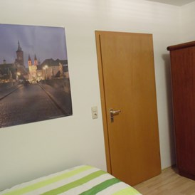 Monteurzimmer: Ein großer Kleiderschrank steht zur Verfügung - Stadt- und autobahnnahes Zimmer für Drei