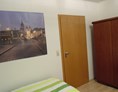 Monteurzimmer: Ein großer Kleiderschrank steht zur Verfügung - Stadt- und autobahnnahes Zimmer für Drei
