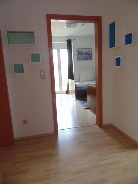 Monteurzimmer: Der Eingang zum Zimmer - Stadt- und autobahnnahes Zimmer für Drei