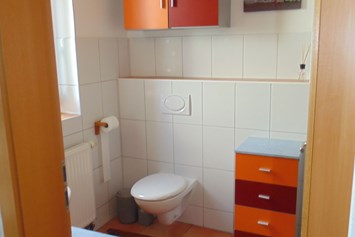 Monteurzimmer: Gäste-WC - Stadt- und autobahnnahes Zimmer für Drei
