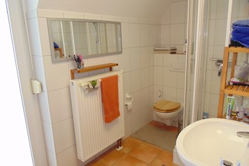 Monteurzimmer: Das große Bad mit gemeinsam genutzter Dusche - Stadt- und autobahnnahes Zimmer für Drei