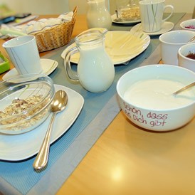 Monteurzimmer: Frühstück: OPTIONAL! (Siehe Bilder auf Facebook)
6,20€ pro Person und Übernachtung; ab 5:30 Uhr.
Umfang (auch gerne als Take-away)
- je ein aufgebackenes Vollkorn- und Weißbrötchen
- Butter o. Margarine
- eine kleine Auswahl an Wurst- und Käsescheiben
- etwas Marmelade, Honig und Nuss-Nougat-Creme
- 50g selbstgemachtes, kohlenhydratarmes Nussmüsli
- 3,5% Kuh-, oder Sojamilch
- 3,5% Kuh-, oder ungesüßten Sojajoghurt - Stadt- und autobahnnahes Zimmer für Drei