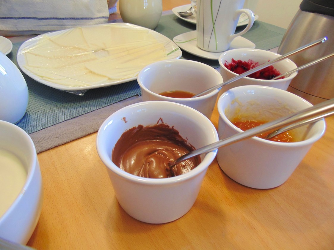 Monteurzimmer: Frühstück: OPTIONAL! (Siehe Bilder auf Facebook)
6,20€ pro Person und Übernachtung; ab 5:30 Uhr.
Umfang (auch gerne als Take-away)
- je ein aufgebackenes Vollkorn- und Weißbrötchen
- Butter o. Margarine
- eine kleine Auswahl an Wurst- und Käsescheiben
- etwas Marmelade, Honig und Nuss-Nougat-Creme
- 50g selbstgemachtes, kohlenhydratarmes Nussmüsli
- 3,5% Kuh-, oder Sojamilch
- 3,5% Kuh-, oder ungesüßten Sojajoghurt - Stadt- und autobahnnahes Zimmer für Drei