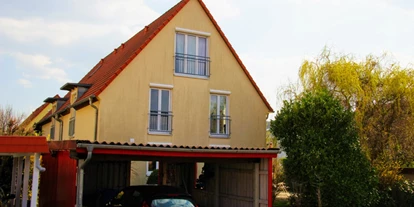 Monteurwohnung - Badezimmer: eigenes Bad - Kleinrinderfeld - Frontalansicht des Hauses - Stadt- und autobahnnahes Zimmer für Drei