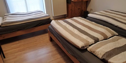 Monteurwohnung - Badezimmer: eigenes Bad - Kleinrinderfeld - Bei drei Personen entfällt der Schreibtisch. Das dritte Bett nimmt den Platz dessen ein. - Stadt- und autobahnnahes Zimmer für Drei