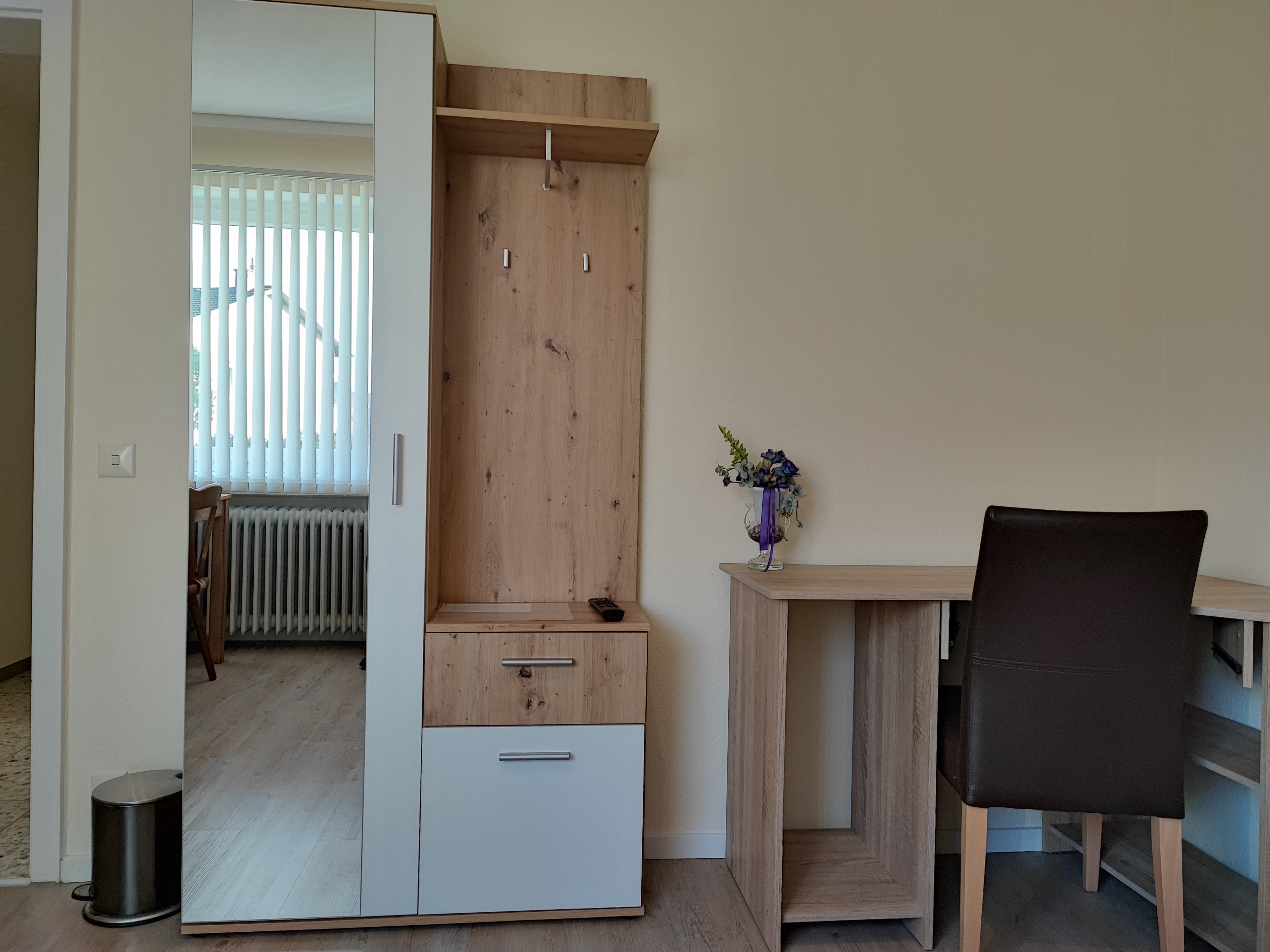 Monteurzimmer: Schreibtisch und Kleiderschrank - Ruhiges Ein-Mannzimmer
