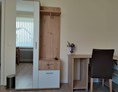 Monteurzimmer: Schreibtisch und Kleiderschrank - Ruhiges Ein-Mannzimmer