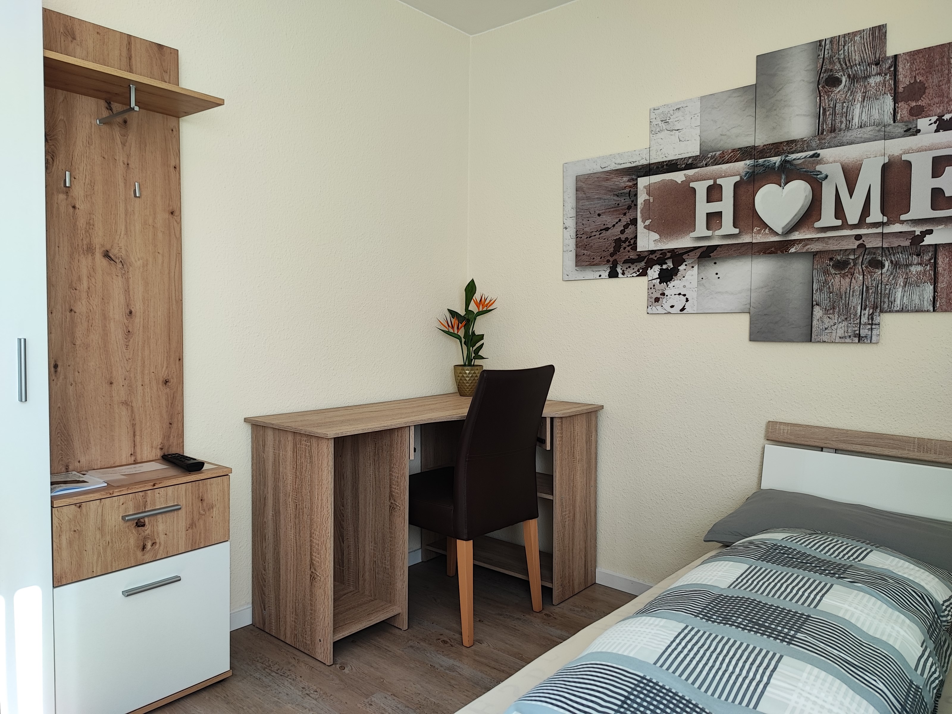 Monteurzimmer: Schreibtisch und Kleiderschrank - Ruhiges Ein-Mannzimmer