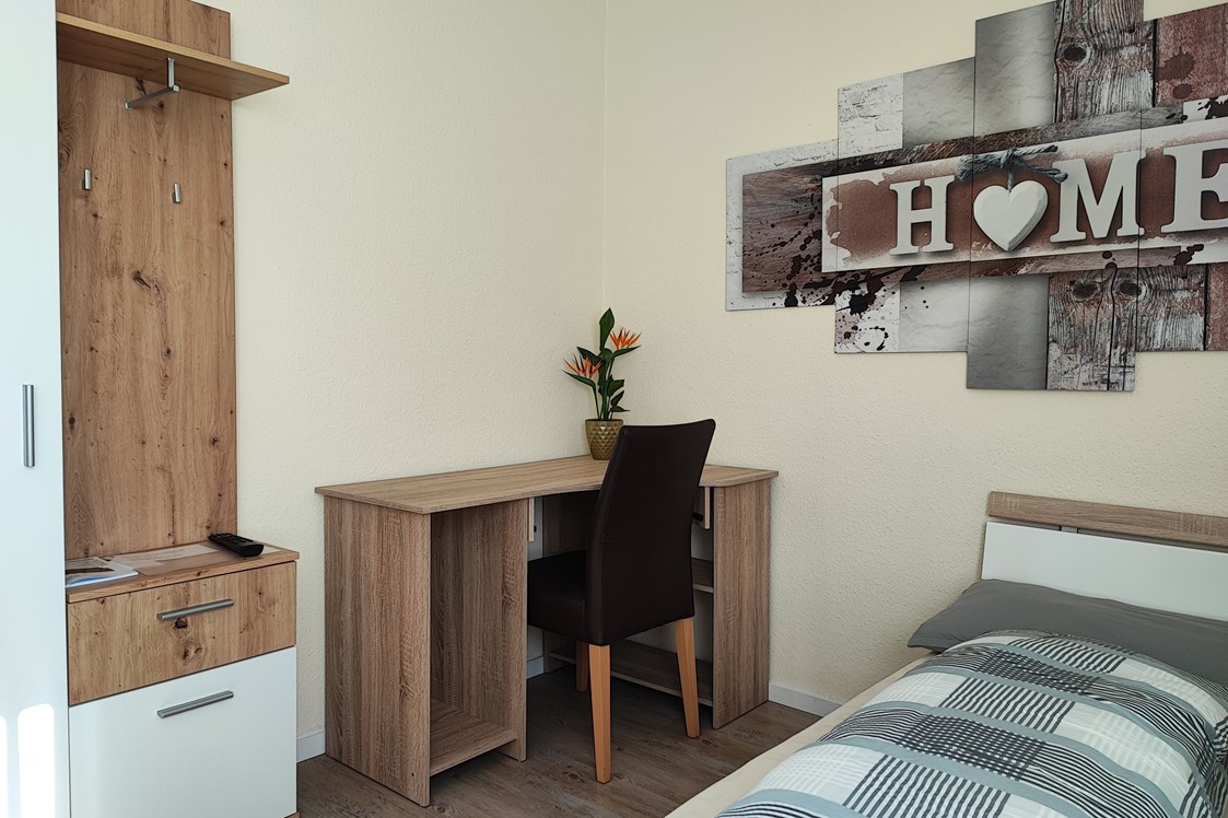Monteurzimmer: Schreibtisch und Kleiderschrank - Ruhiges Ein-Mannzimmer