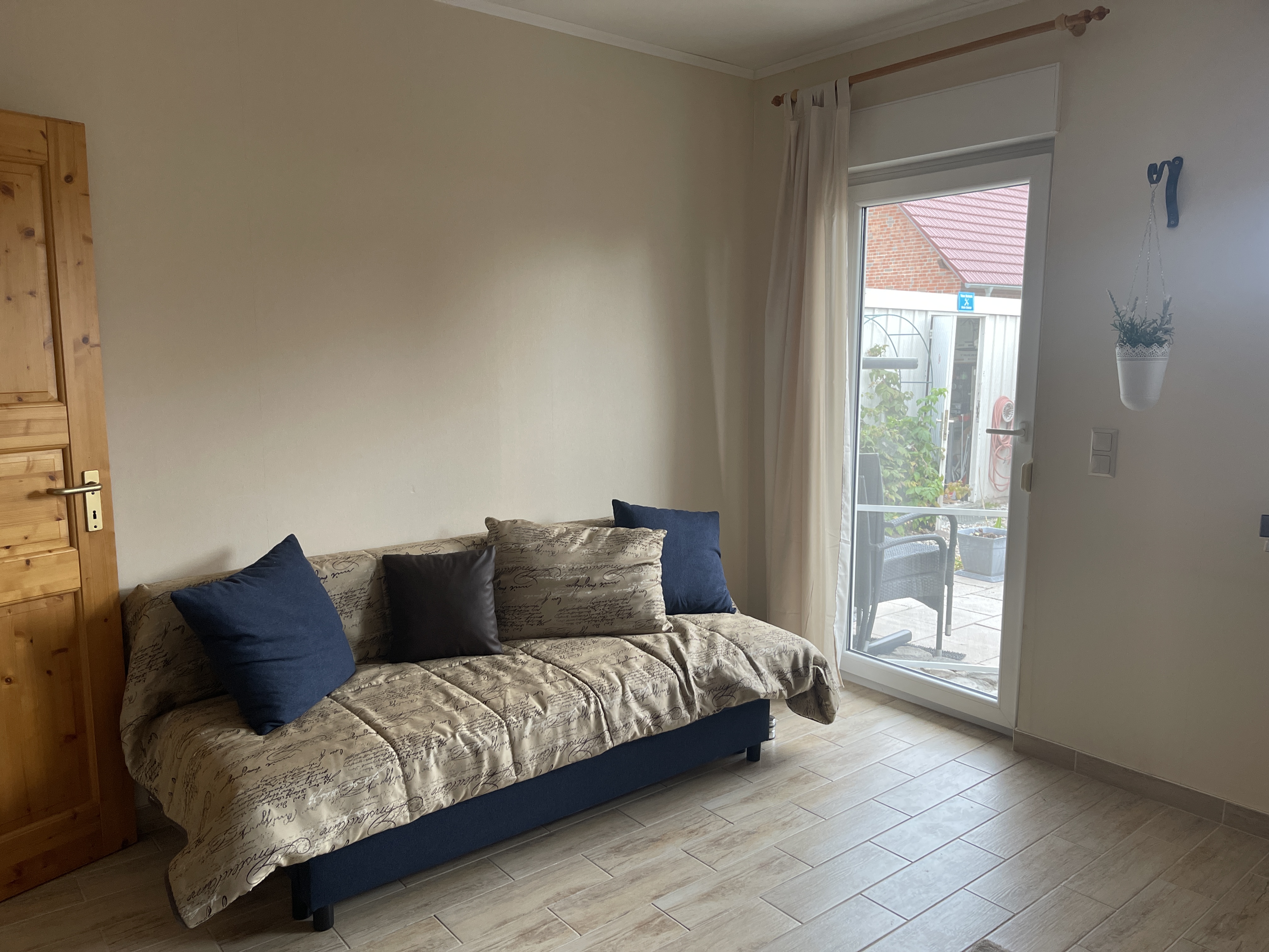 Monteurwohnung - Kühlschrank - Sachsen-Anhalt - Wohnzimmer mit Schlafsofa  - Ferienwohnung Käthchen 